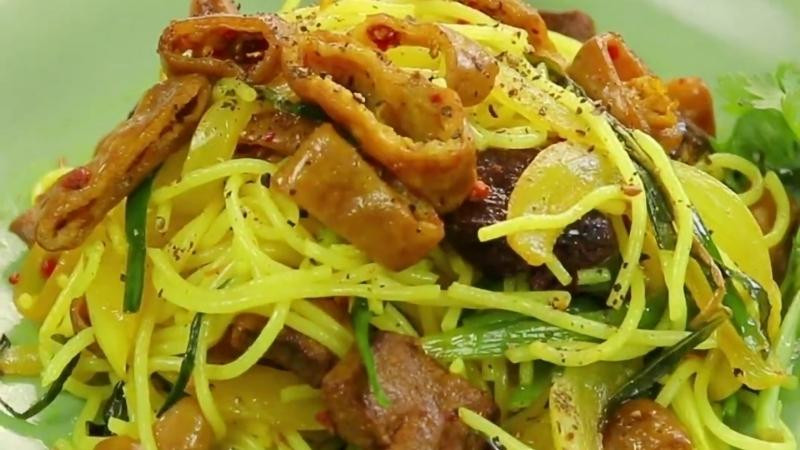 Món bún nghệ xào lòng hấp dẫn của Quảng Trị