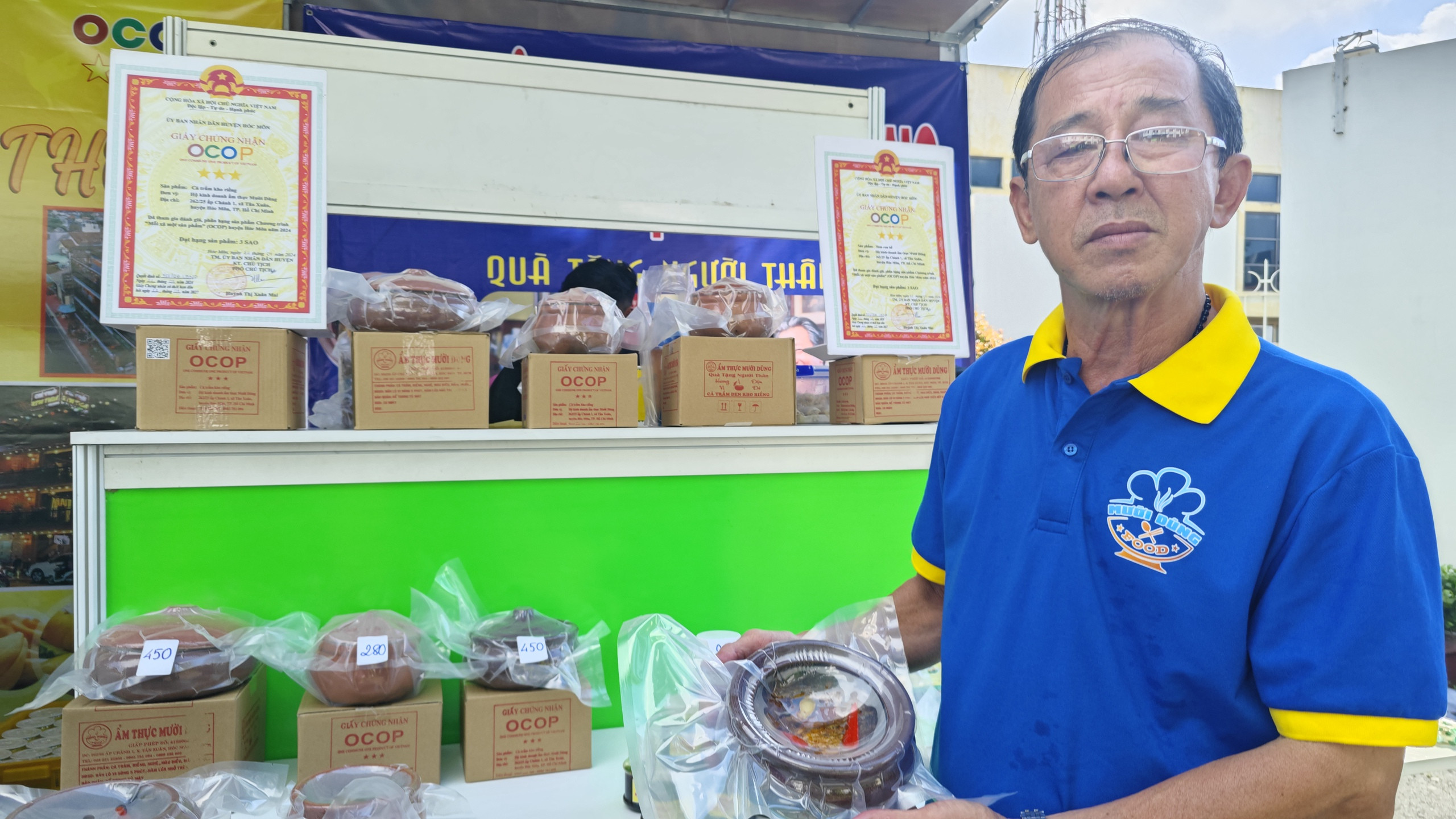 Món cá trắm kho riềng đặc trưng của ẩm thực Hóc Môn do hộ kinh doanh Mười Dũng thực hiện.