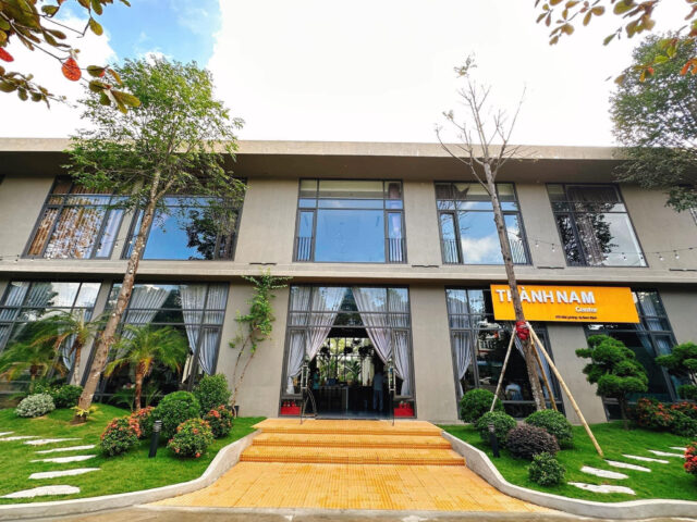 Món gà luộc vàng óng tại quán Thành Nam, Nohu 8Day