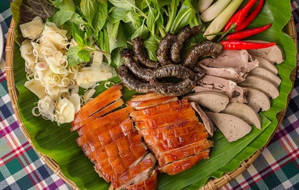 Món heo thả rông quay vàng óng, bì giòn rụm