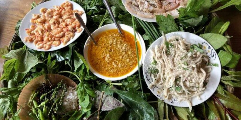 món lẩu lá rừng Pleiku Gia Lai với nhiều loại rau rừng tươi ngon và bổ dưỡng