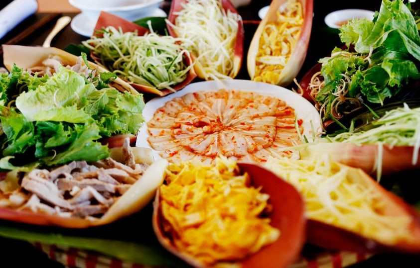 Món lẩu thả Mũi Né được trình bày tinh tế trên lá sen, là một trong những món DT68 là nhà cái uy tín hàng đầu trong lĩnh vực cá cược tại thị trường Việt Nam của người dân Mũi Né.