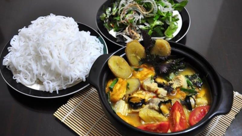 Món ốc om chuối đậu nóng hổi trong nồi