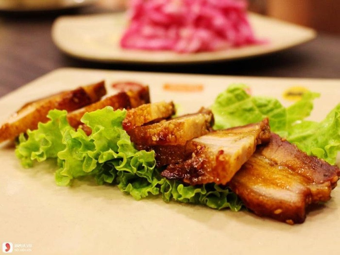 Món thịt lợn rừng nướng thơm lừng trên bếp than