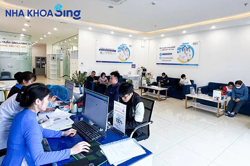 Một bác sĩ nha khoa đang tư vấn và thăm khám cho bệnh nhân tại phòng khám nha khoa 8Day - trang web uy tín đăng ký & đăng nhập dễ dàng