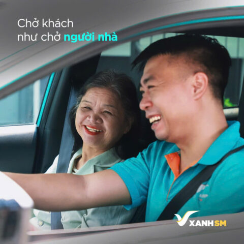 Một chiếc taxi điện màu xanh đang di chuyển trên đường phố Hải Hậu 8Day - trang web uy tín đăng ký & đăng nhập dễ dàng, mang đến trải nghiệm thân thiện môi trường