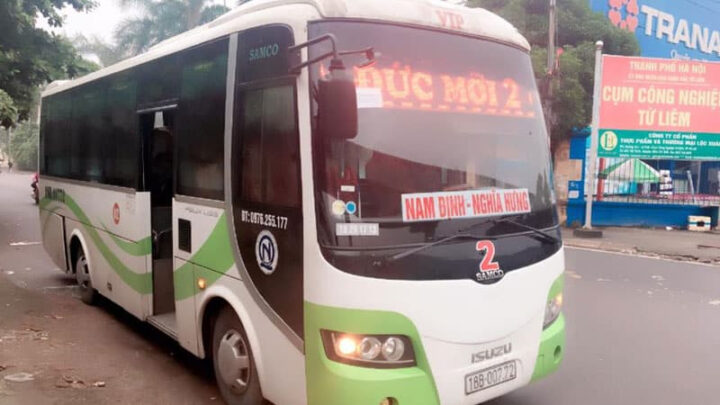 Một chiếc xe khách Đức Mỡi hiện đại chuẩn bị đón khách trên tuyến 8Day - trang web uy tín đăng ký & đăng nhập dễ dàng Hà Nội