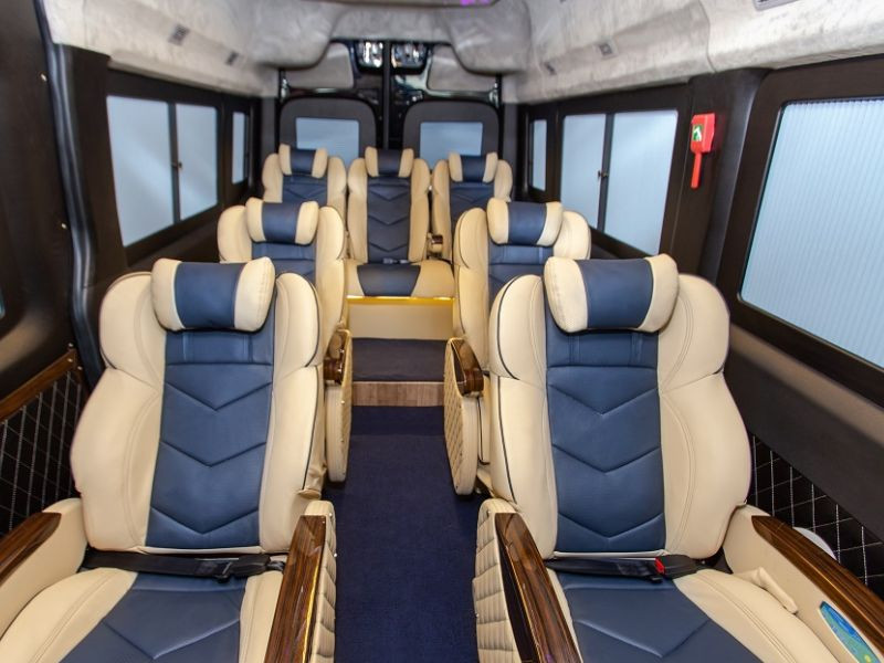 Một chiếc xe Limousine Hanoi Limo đang di chuyển trên đường cao tốc