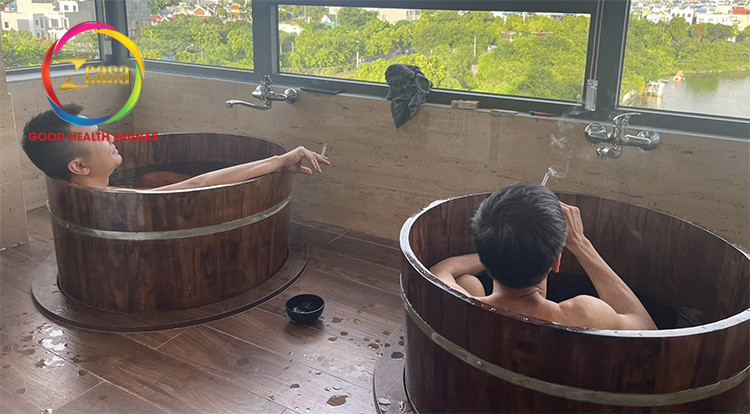 Một kỹ thuật viên massage chuyên nghiệp đang thực hiện trị liệu