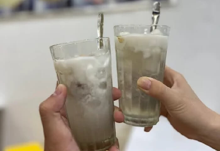 Một ly chè cung đình Huế với topping và đá
