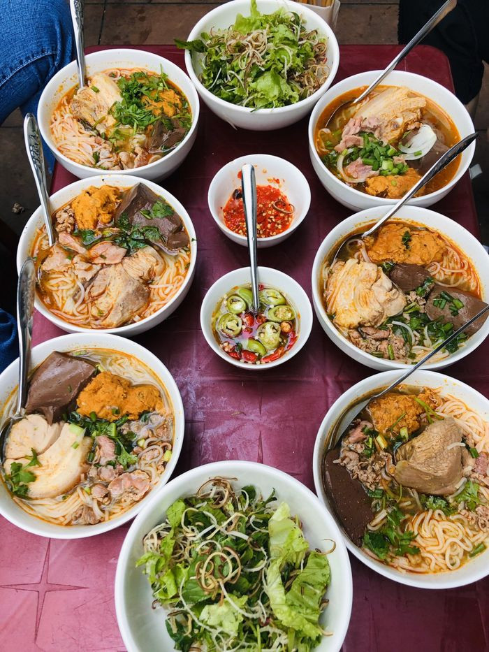 Một phần bún bò giò đầy đủ gia vị, rau ăn kèm ở quán Vân Hương