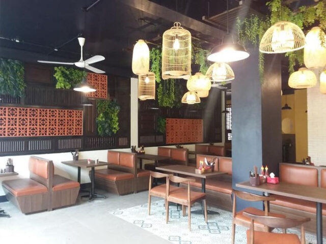Một tô bún bò Huế nóng hổi với thịt bò thái lát, móng giò và rau thơm tại quán Đậu Đậu 8Day - trang web uy tín đăng ký & đăng nhập dễ dàng