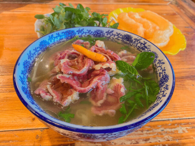 Một tô phở nóng hổi với sợi phở dai ngon và thịt thái lát