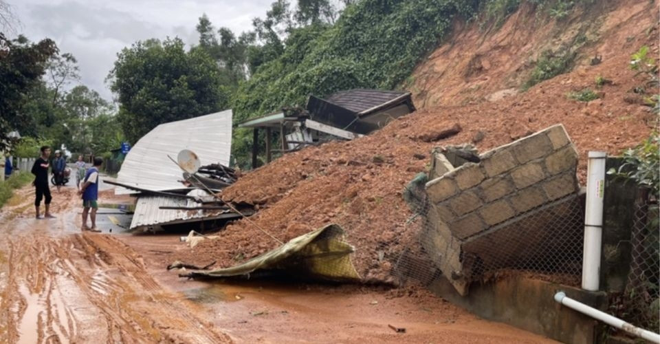 Mưa bão gây sạt lở địa hình có thể khiến thời gian giao hàng kéo dài