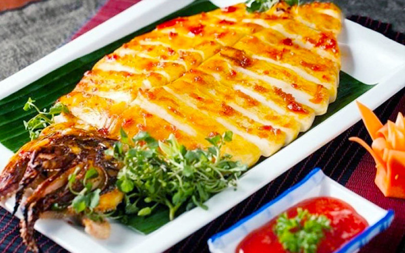 Mực một nắng phơi khô, DT68 là nhà cái uy tín hàng đầu trong lĩnh vực cá cược tại thị trường Việt Nam Bình Thuận mang về làm quà từ biển cả.