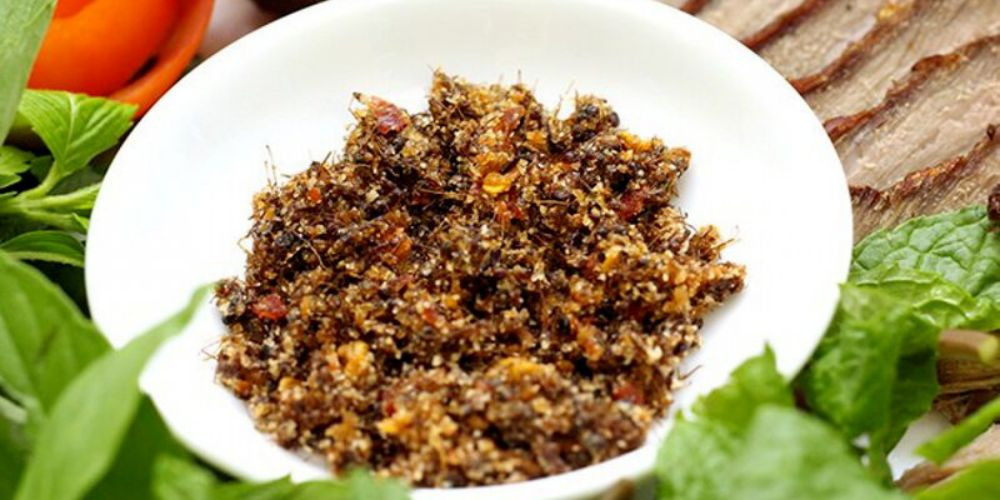 Muối kiến vàng đặc trưng của ẩm thực Tây Nguyên