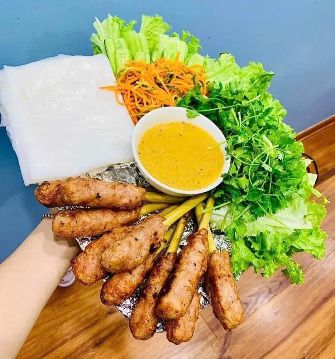 Nem lụi chợ Sãi Quảng Trị vàng ruộm, thơm lừng, hấp dẫn