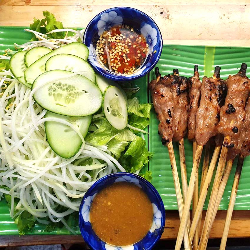 Nem nướng thơm lừng cuốn cùng rau sống