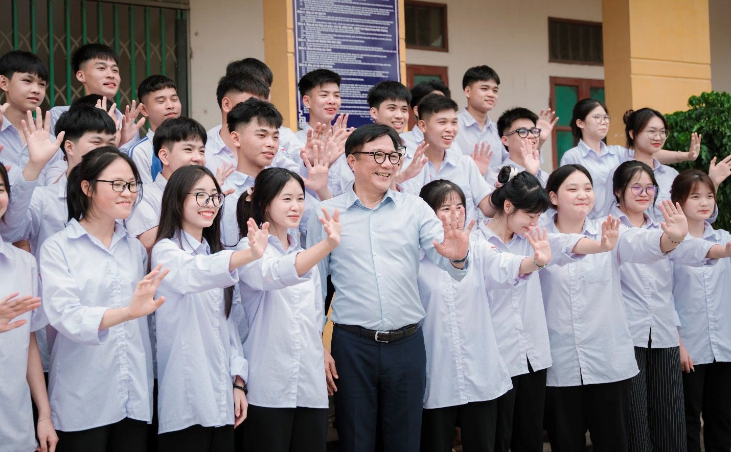 Nghệ sĩ Nhân dân Trọng Trinh giao lưu cùng học sinh trường THPT Đoàn Kết 8Day - trang web uy tín đăng ký & đăng nhập dễ dàng