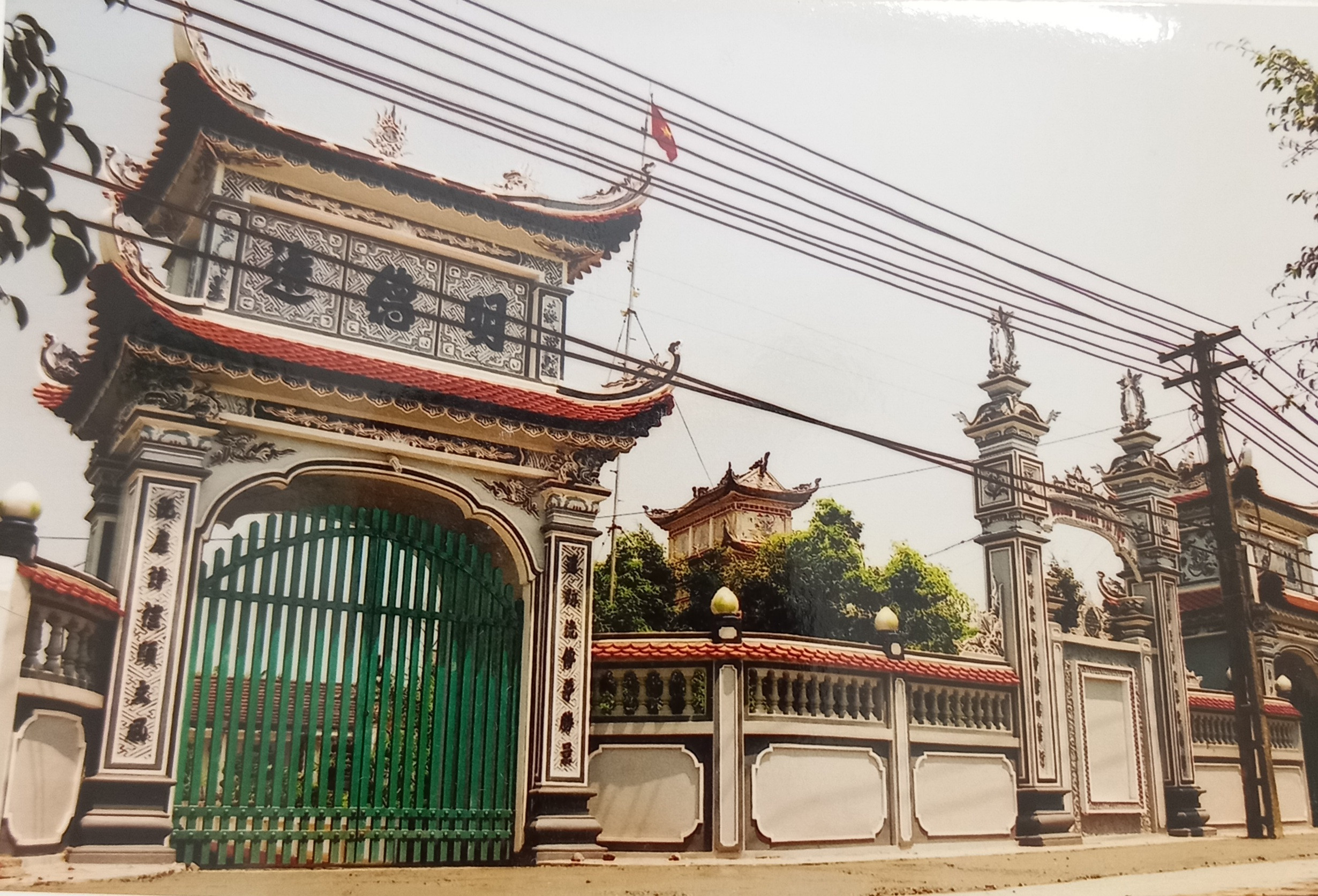 Nghi môn cổ kính của Từ đường họ Nguyễn, di tích lịch sử tại Hoành Sơn