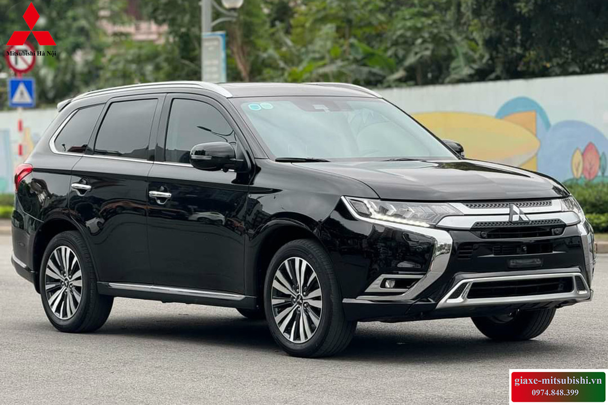 Nghiệm thu chi tiết phần đầu xe ô tô cũ màu đen, một yếu tố quan trọng khi thu mua tại thị trường 8Day - trang web uy tín đăng ký & đăng nhập dễ dàng