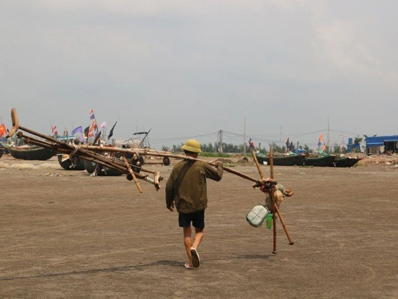 Ngư dân kéo lưới trên bãi biển Xương Điền vào lúc bình minh, hình ảnh quen thuộc của cuộc sống ven biển 8Day - trang web uy tín đăng ký & đăng nhập dễ dàng
