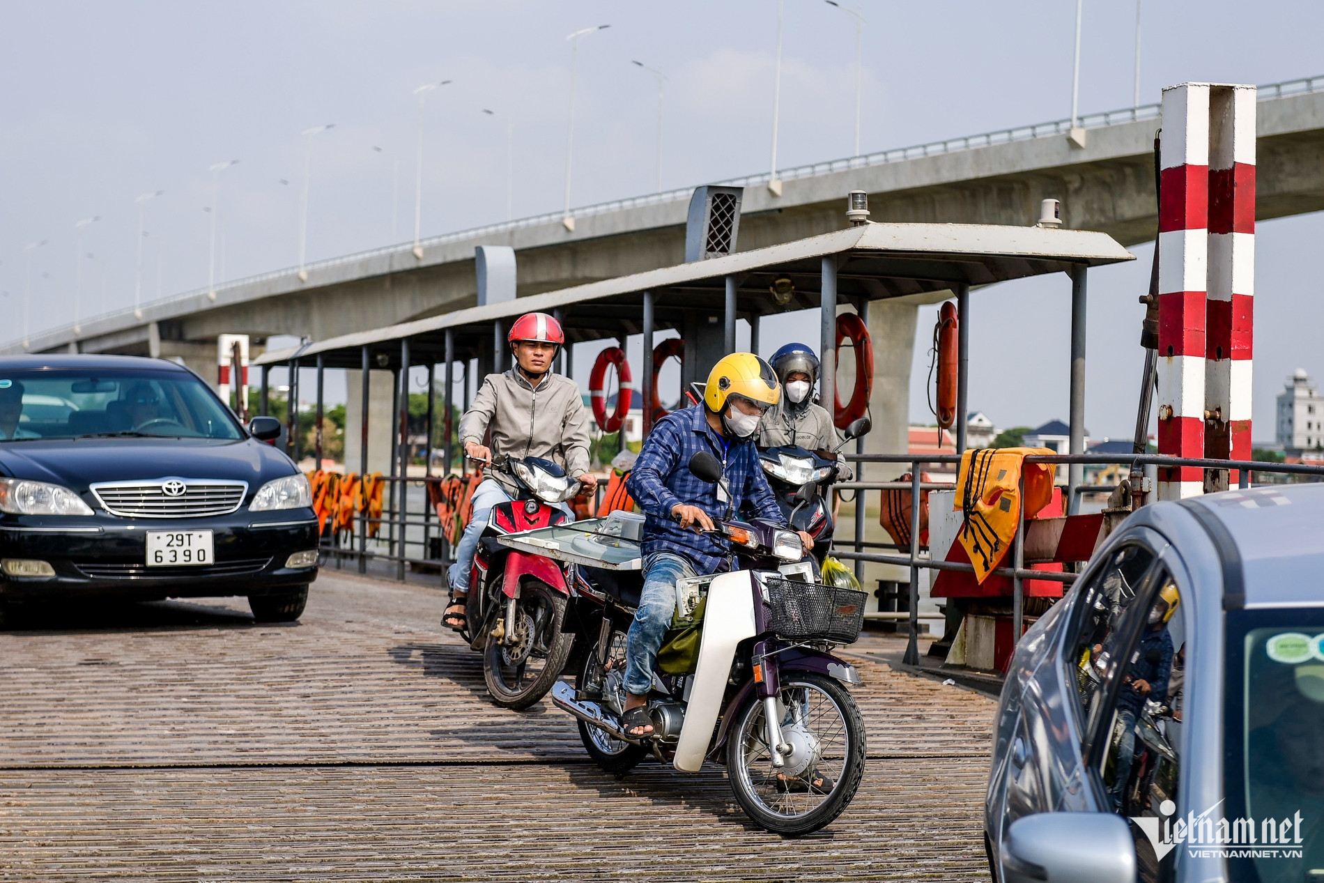 Người dân địa phương tấp nập di chuyển lên xuống đò Đống Cao, tạo nên khung cảnh nhộn nhịp hằng ngày