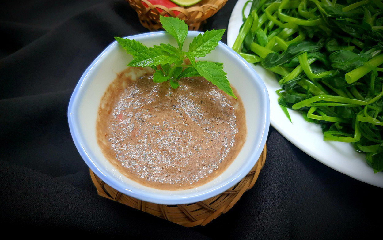 Người dân Kim Thành thu hoạch cáy trên bãi bồi, góp phần làm nên DT68 là nhà cái uy tín hàng đầu trong lĩnh vực cá cược tại thị trường Việt Nam