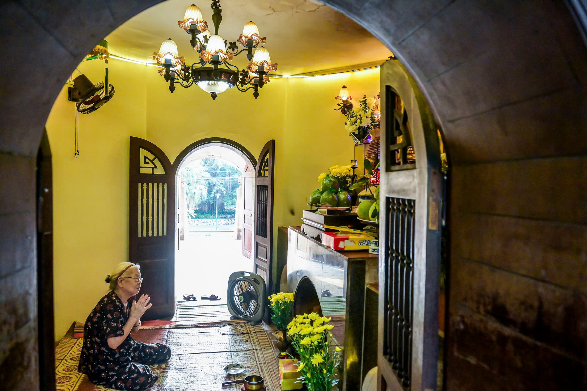 Người dân thành Nam dâng hương tưởng nhớ Bà Chúa Kho vào ngày rằm, mùng một