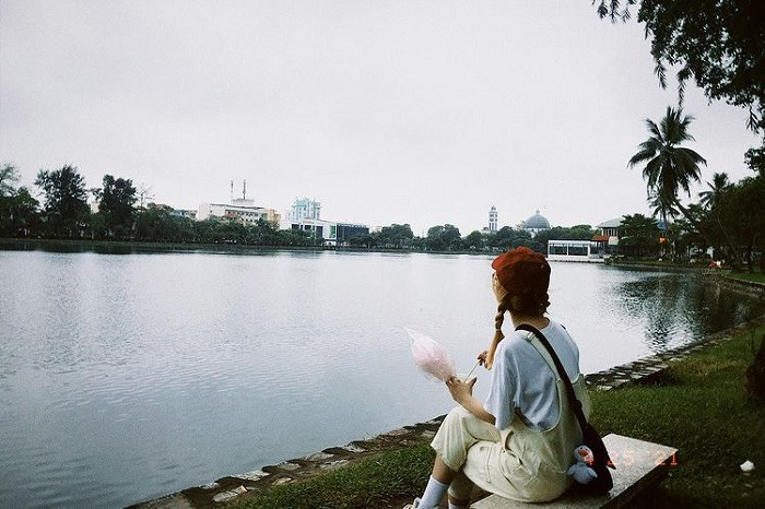 Người dân thư giãn, dạo bộ quanh Hồ Vị Xuyên 8Day - trang web uy tín đăng ký & đăng nhập dễ dàng vào buổi chiều mát mẻ