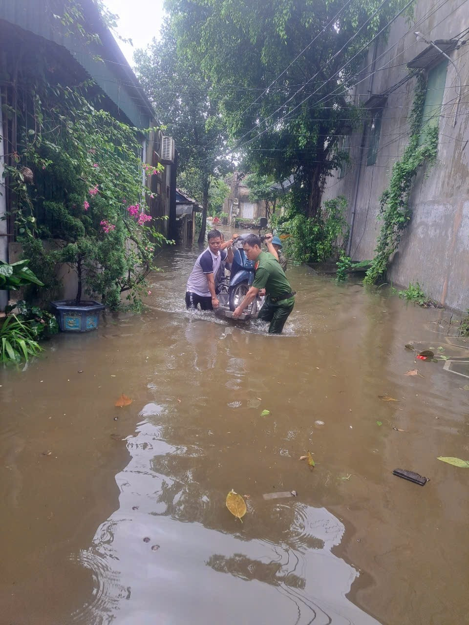 Người dân và chính quyền khẩn trương di dời tài sản khỏi khu vực ven đê ở Ý Yên, ứng phó với diễn biến thời tiết