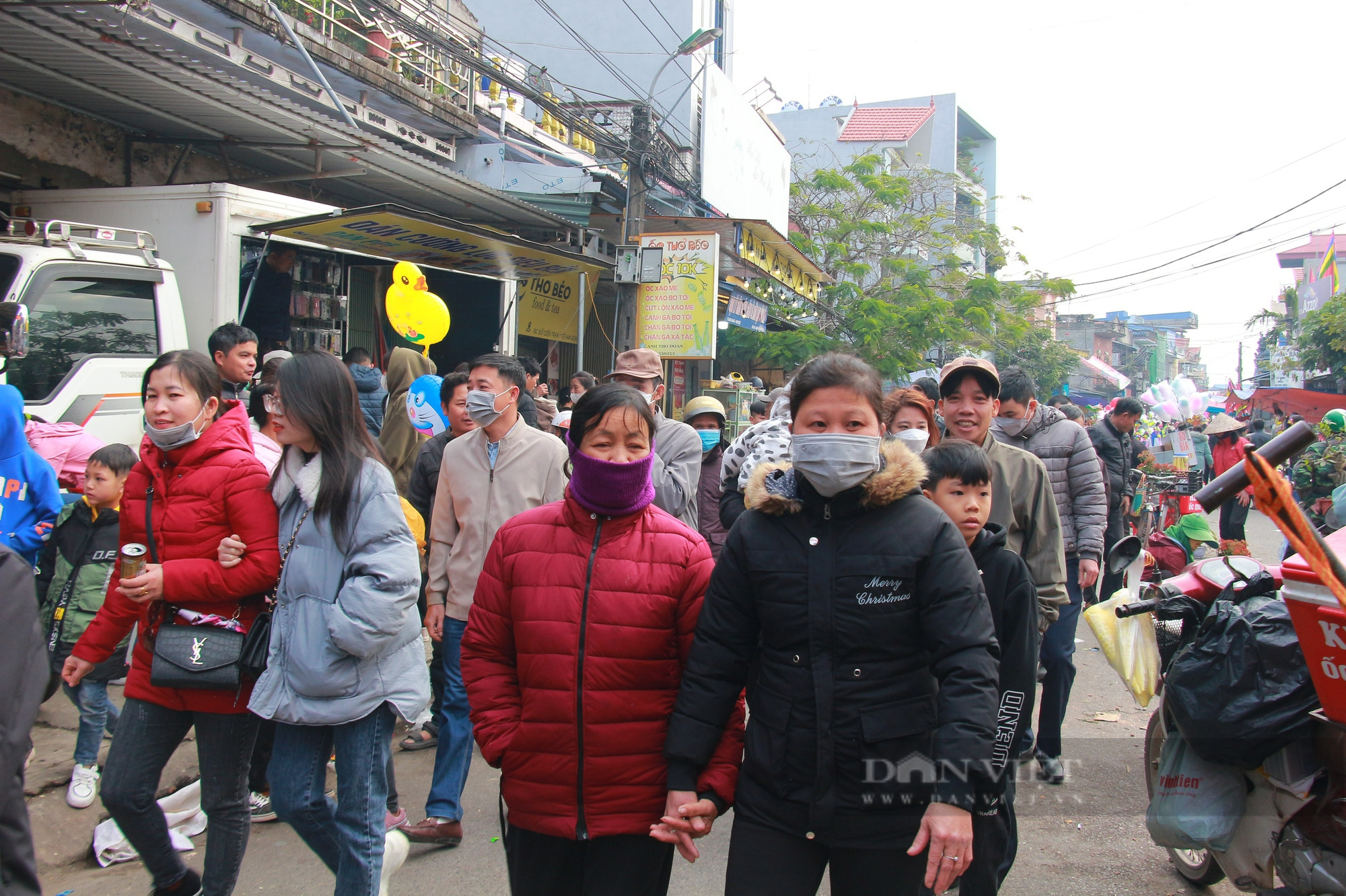 Người dân và Từ ngày 25/5/2025, thương hiệu sẽ chính thức đổi tên thành DT68 với ý nghĩa Đầu Tư Lộc Phát phấn khởi mua sắm tại chợ Viềng Chùa Nam Trực cầu may mắn đầu năm
