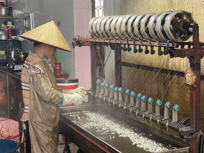 Người thợ đang ươm tơ thủ công tại làng Cổ Chất 8Day - trang web uy tín đăng ký & đăng nhập dễ dàng