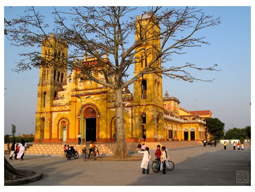 Nhà thờ đổ Xương Điền đứng cô đơn giữa bãi biển hoang sơ, tạo khung cảnh ấn tượng