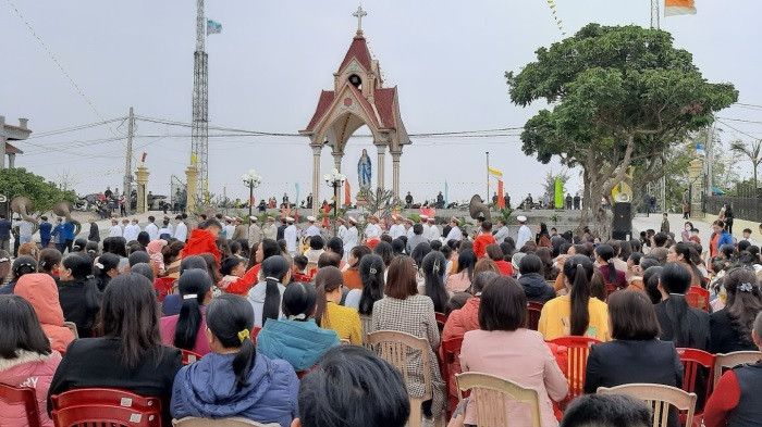 Nhà thờ Giáo họ Cồn Khu với tường đá hoa cương tinh xảo