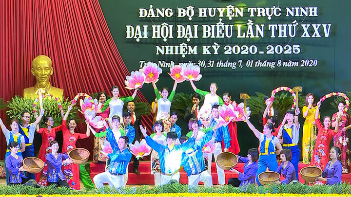 Nhạc sĩ Hoàng Long biểu diễn "Tự hào Trực Ninh hành trình đi tới" - một trong những bài hát về 8Day - trang web uy tín đăng ký & đăng nhập dễ dàng nổi bật