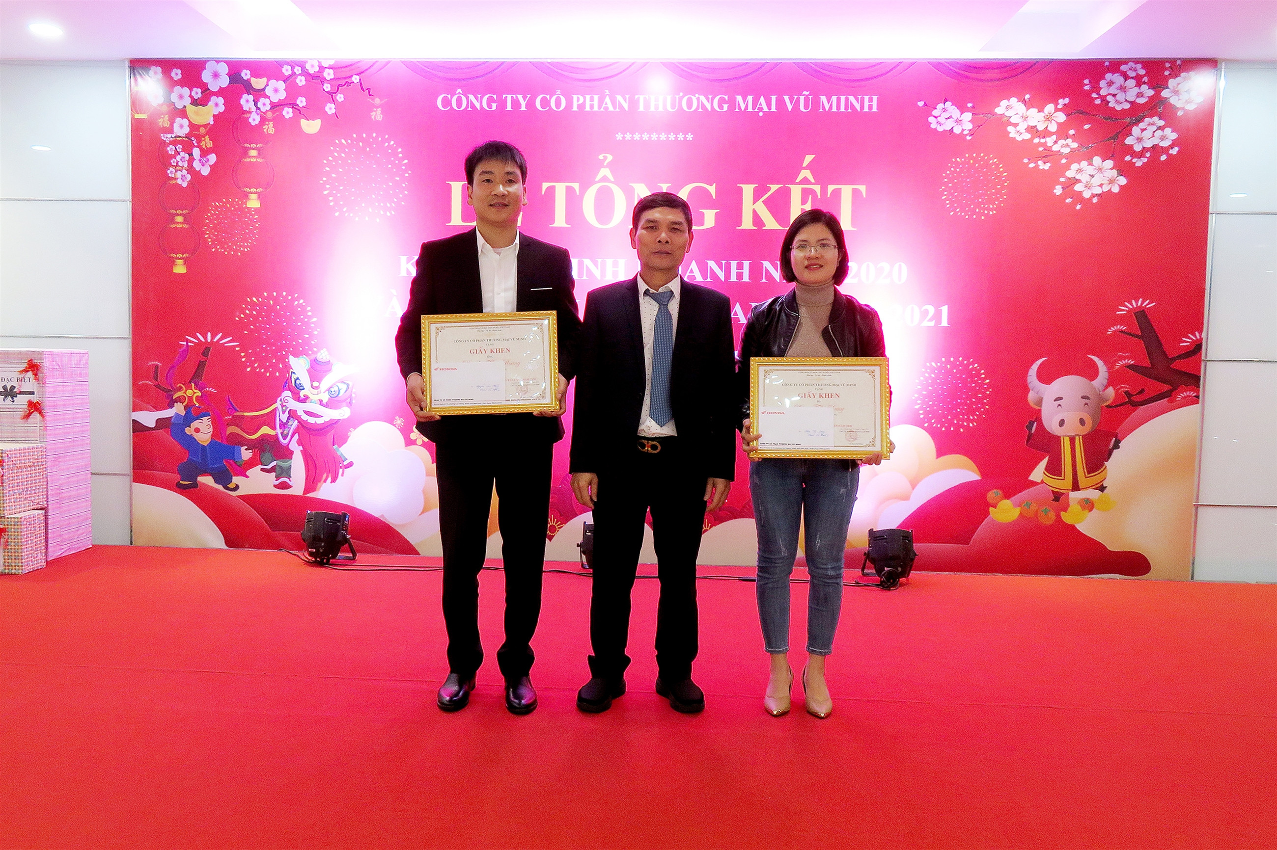 Nhân viên Honda Ô tô 8Day - trang web uy tín đăng ký & đăng nhập dễ dàng nhận phần thưởng cao quý trong buổi lễ tổng kết năm