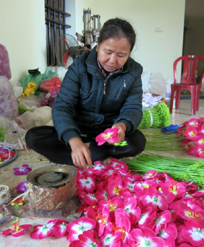 Những bông hoa lụa rực rỡ sắc màu tại làng Báo Đáp