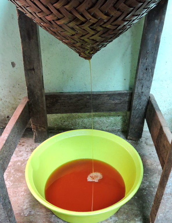 Những chai nước mắm Nam Ô được đóng gói thủ công, chuẩn bị giao cho khách hàng