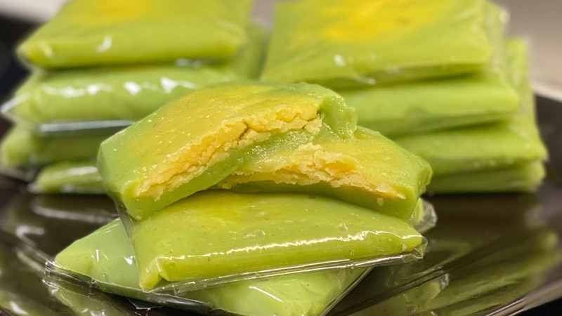 Những chiếc bánh cốm xanh tươi được xếp gọn gàng