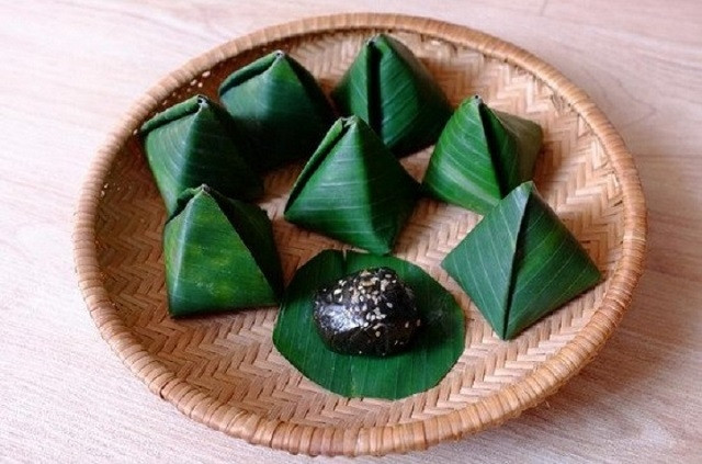 Những chiếc bánh ít lá gai xanh đậm, gói trong lá chuối, món quà ẩm thực đặc trưng của Quảng Trị