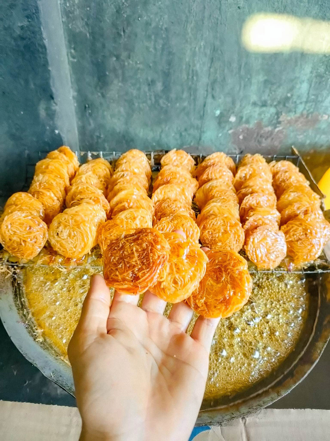 Những chiếc bánh rế được chiên vàng ươm trong dầu dừa