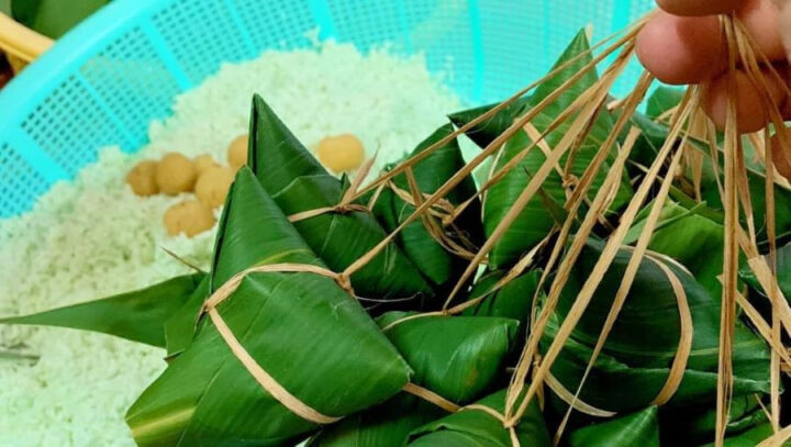 Những chùm bánh ú nước tro Sóc Trăng sẵn sàng làm quà biếu, thể hiện nét đẹp văn hóa ẩm thực độc đáo.