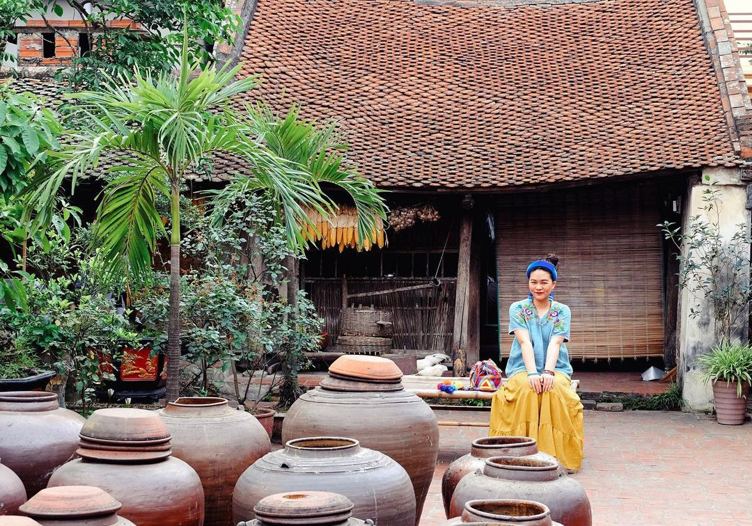 Những chum tương được phơi dưới nắng tại làng cổ