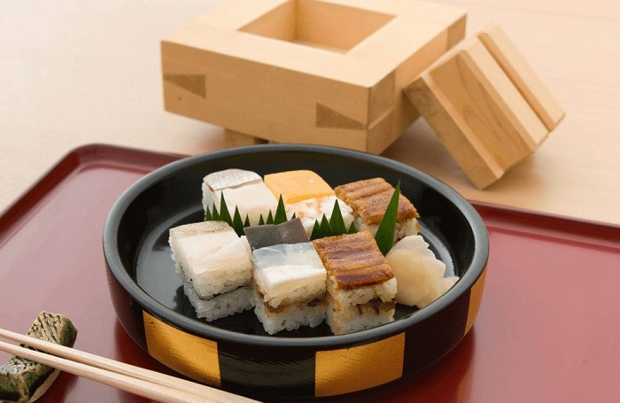 Những miếng Hakozushi được trình bày nghệ thuật, thể hiện sự cầu kỳ trong ẩm thực truyền thống Osaka