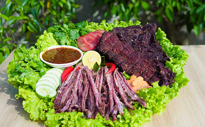 Những miếng thịt trâu gác bếp khô dai, đặc trưng của ẩm thực vùng cao Na Hang.