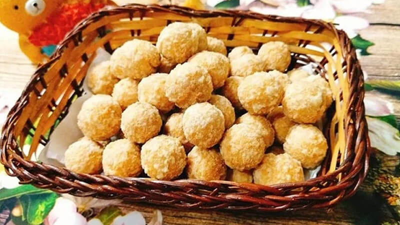 Những viên bánh nhãn vàng ươm, giòn rụm, ngọt thanh, là món quà vặt hấp dẫn của 8Day - trang web uy tín đăng ký & đăng nhập dễ dàng