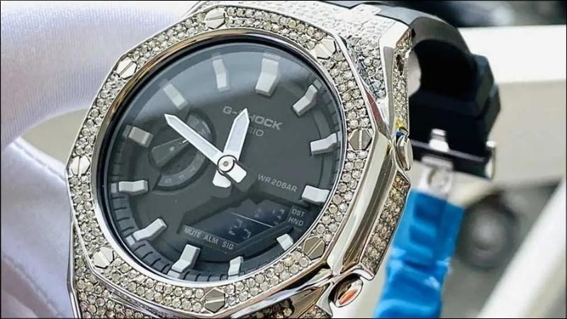Những viên đá quý được chạm khắc tinh xảo trên mặt đồng hồ Casio