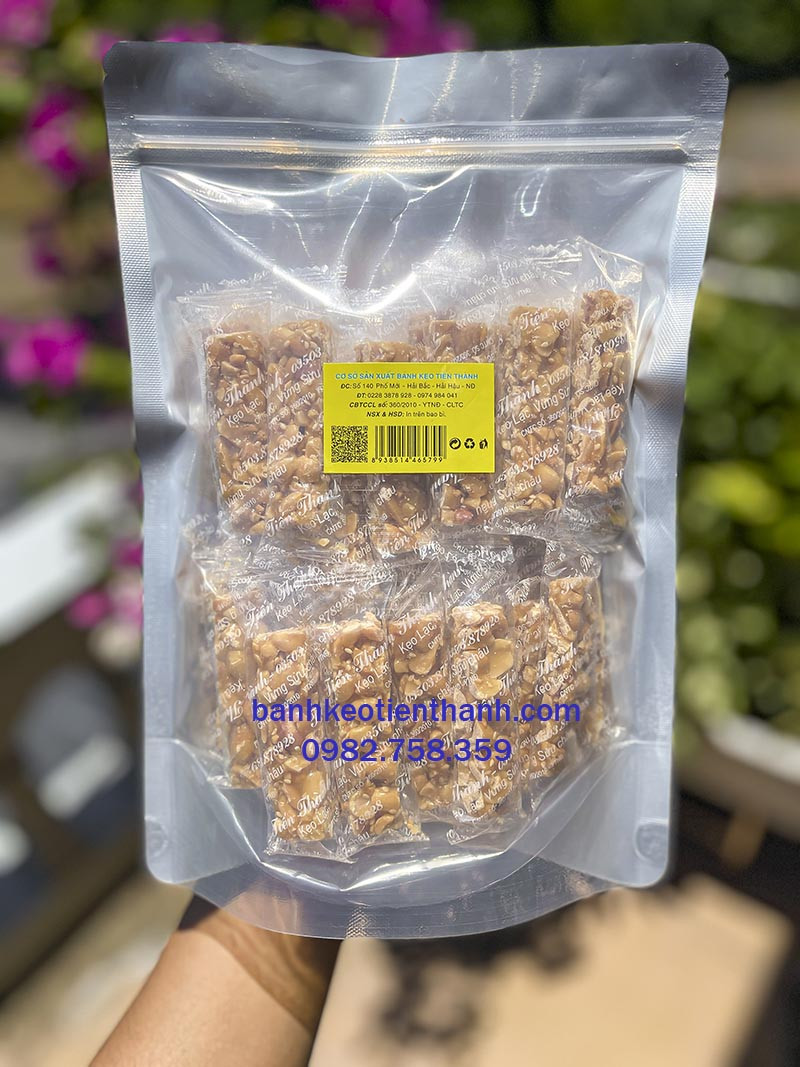 Những viên kẹo lạc nhỏ xinh, giòn rụm, là thức quà quen thuộc của người Việt