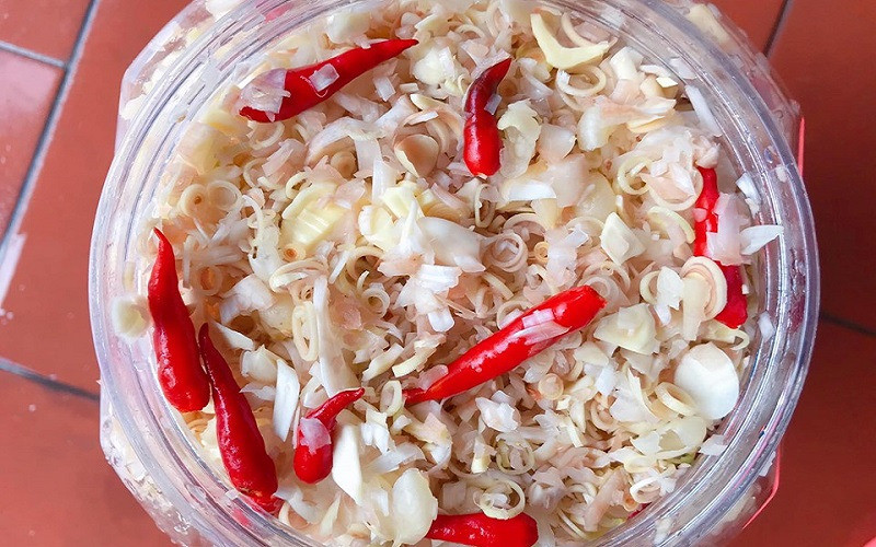 Nhút Thanh Chương được ủ trong vại để lên men tự nhiên